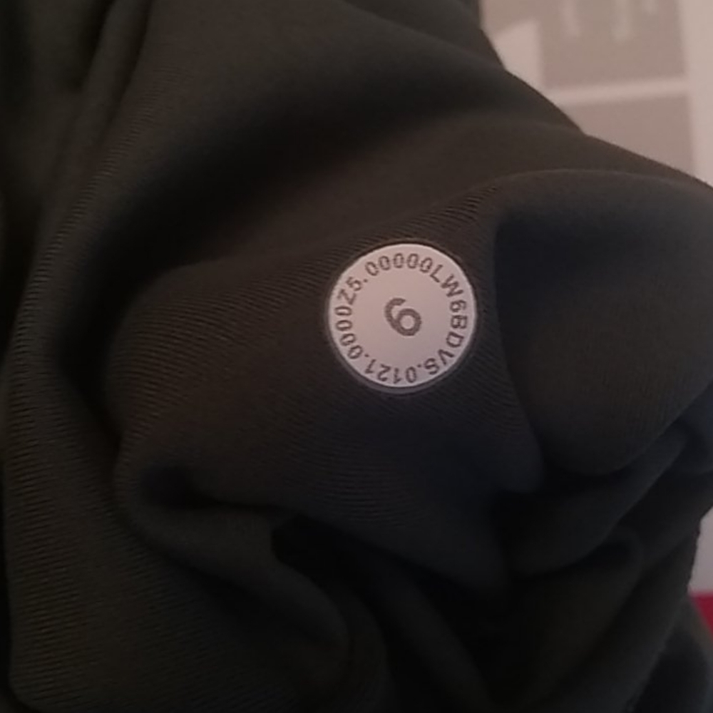 SOLD  Lululemon Invigorate HR Crop 23", Sz 6, SKSR - Picture 8 of 8